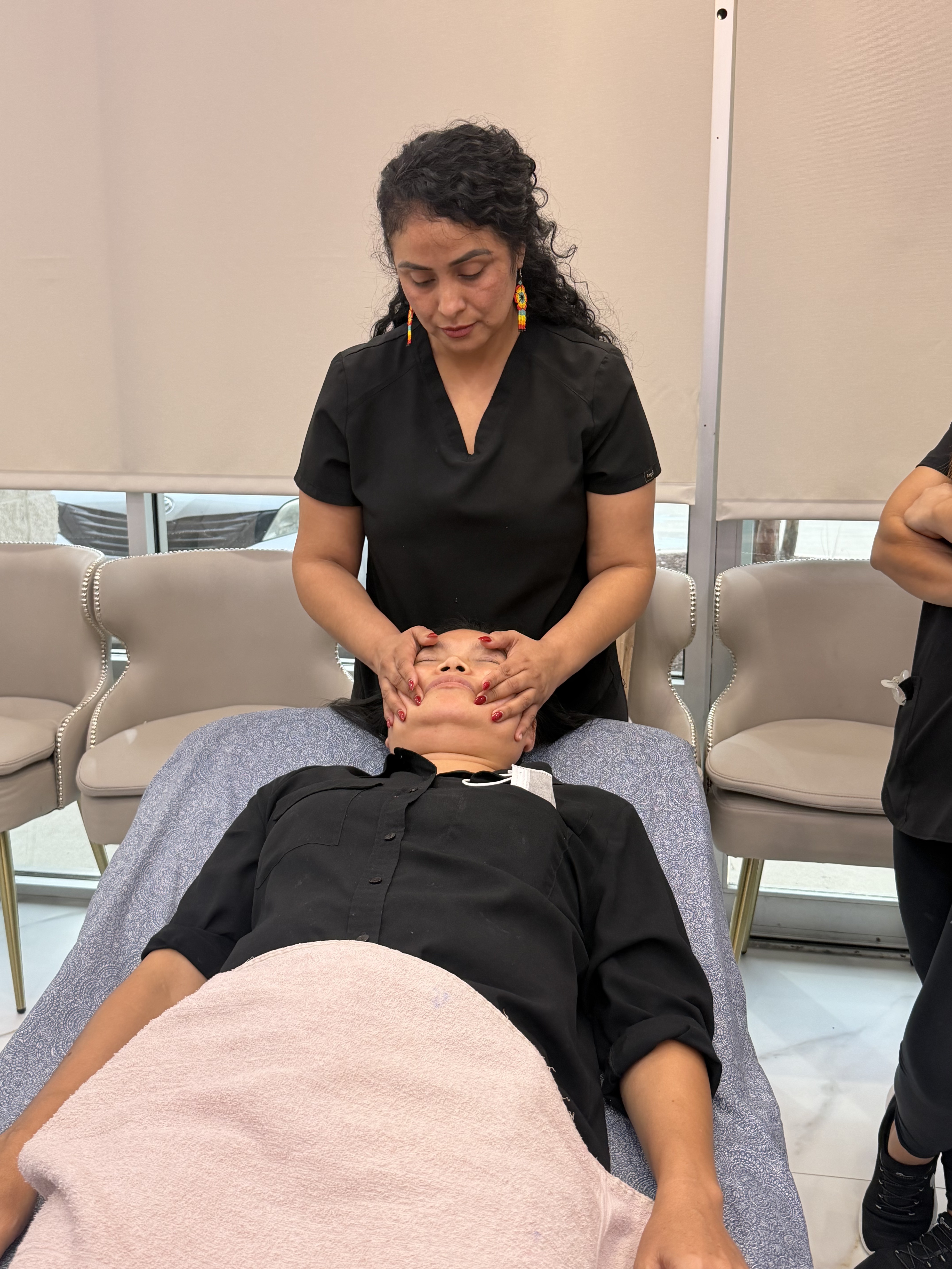 Kỹ thuật thực hành Facial & Head Spa chuẩn công thái học