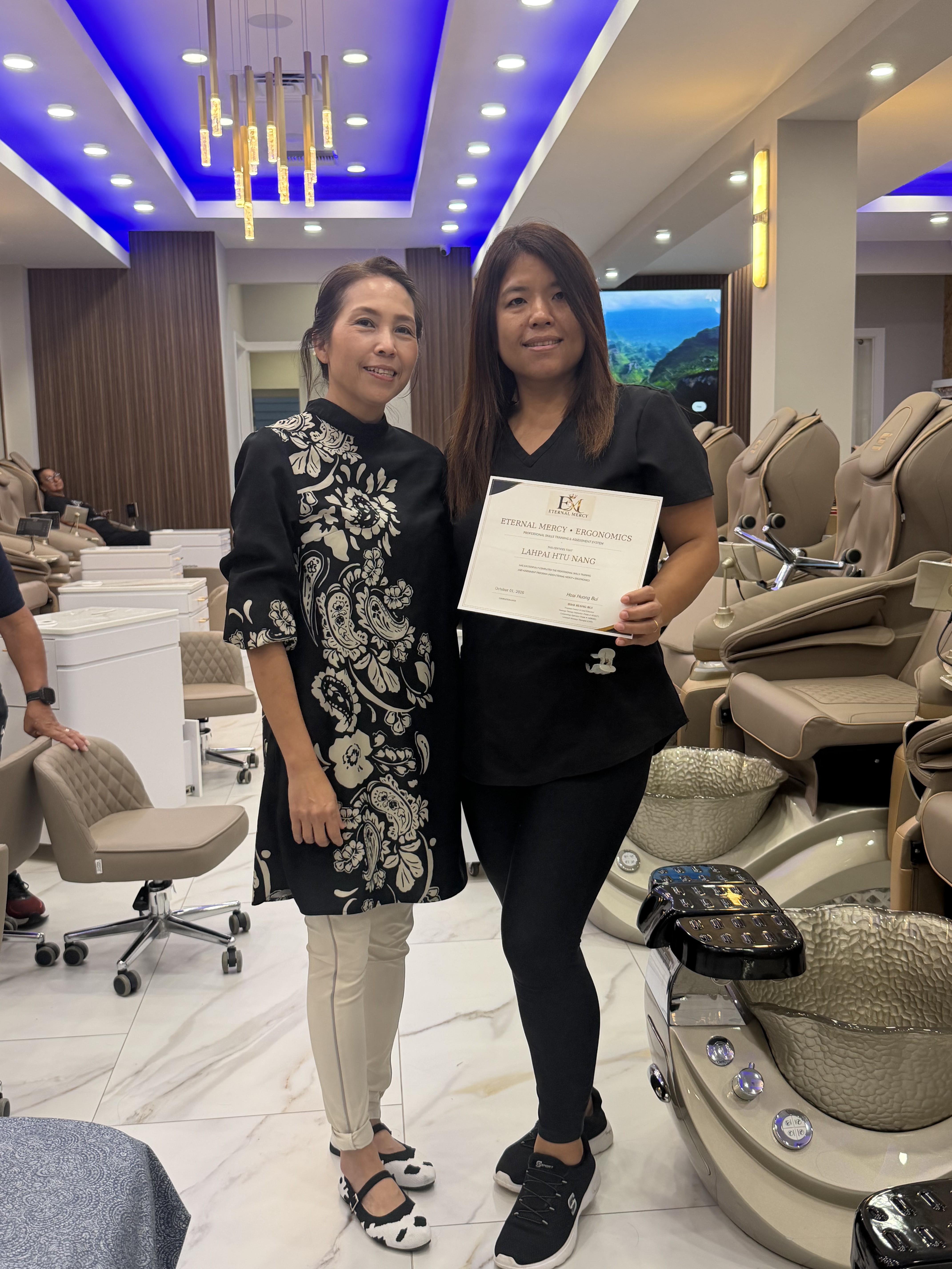 Trao chứng chỉ cho Erika Joanna Farran